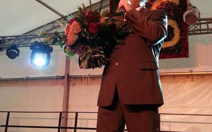 012_Der Moderator im großem Festzelt Maik Michaelis hier mit dem Strauß Dahlien als Danke für Ute Freudenberg