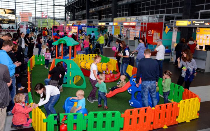 Der Kinderspielplatz auf der Reisebürebende