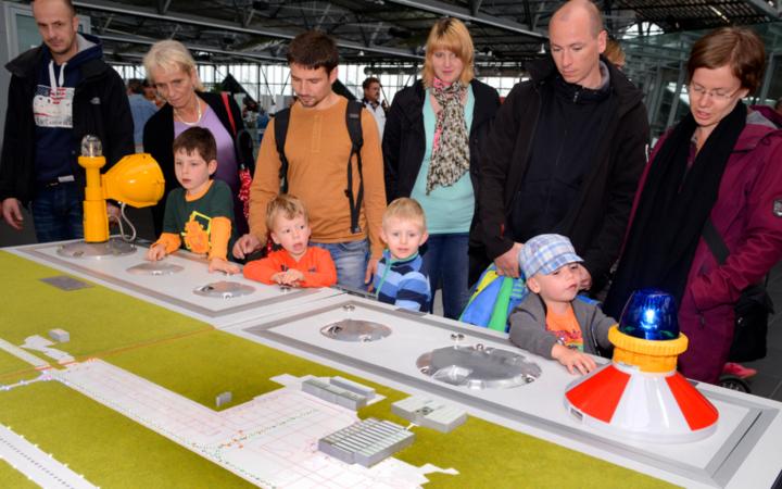 Erklärungen am Modell des Flughafens Dresden International