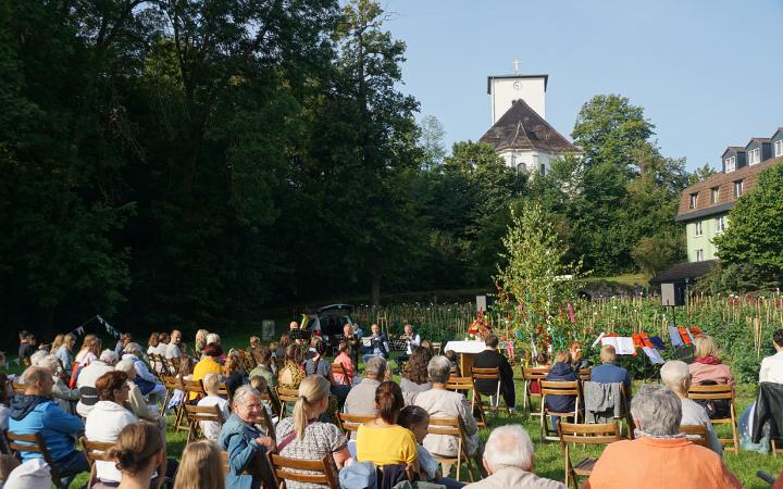 Sonntagmorgen der Festgottesdienst im Park