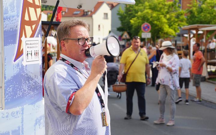 Ankündigung von Maik Michaelis auf der Festmeile zur Eröffnung des Rouladenessens