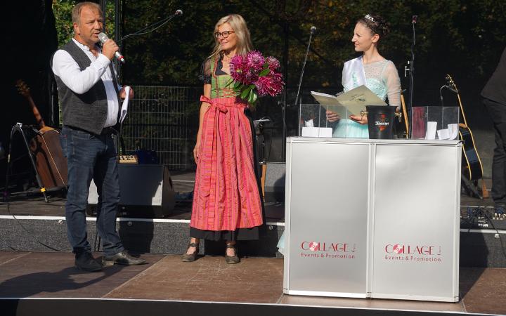 Wahl der schönsten Dahlie mit der Familie Panzer als Dahlienzüchter und Jenny der I.