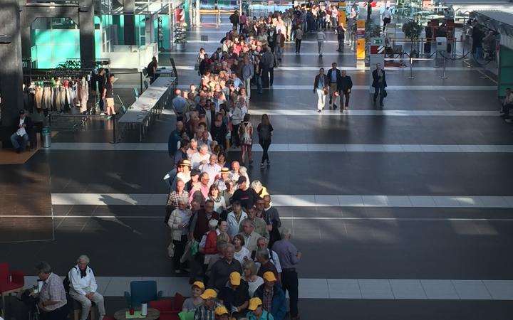 Impressionen - Menschen warten 17.15 Uhr schon auf Einlass