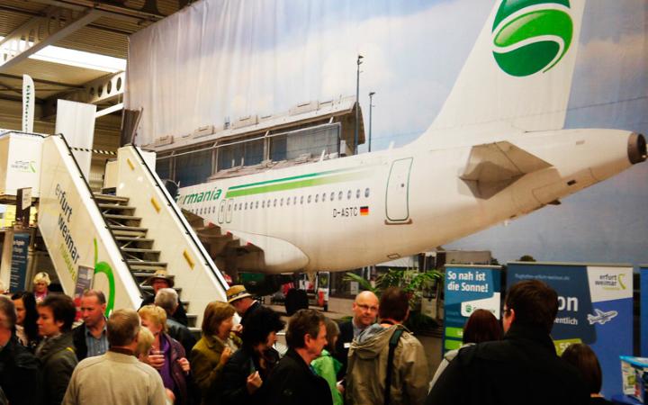 Der-Messestand-des-Flughafens-Erfurt--Weimar-mit-Gangway-und-dem-Flieger-der-Germania