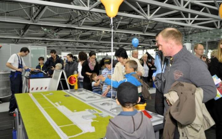 Infostand des Bereiches Technik der Flughafen Dresden GmbH