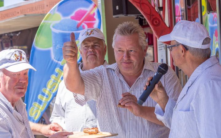 Geschäftsführer Lutz Köhler gibt die am Tag hergestellten Rostbratwürste nach Erstverkostung frei