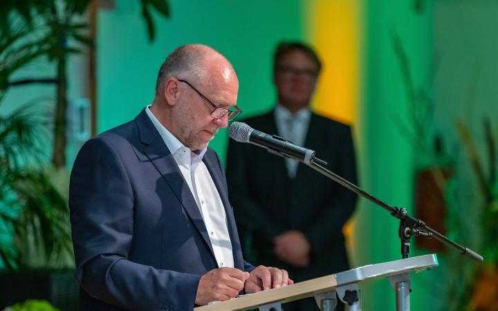 Der Geschäftsführer Ekkehard Heilemann zur Eröffnung der Abendveranstaltung in der Stadthalle Eisenberg