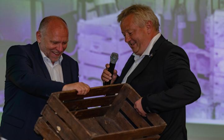 Geschenkübergabe von Lutz Köhler an Ekkehard Heilemann