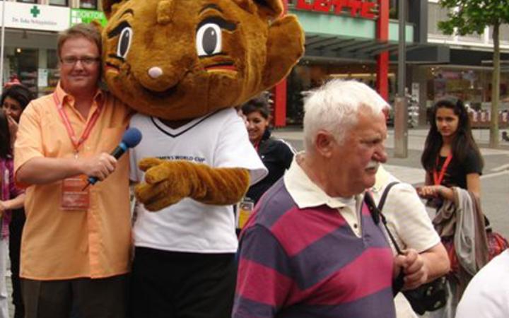 Moderator Maik Michaelis mit dem Maskottchen Karla Kick