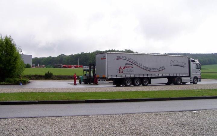 Anlieferung Festzelt mit 3 Trucks