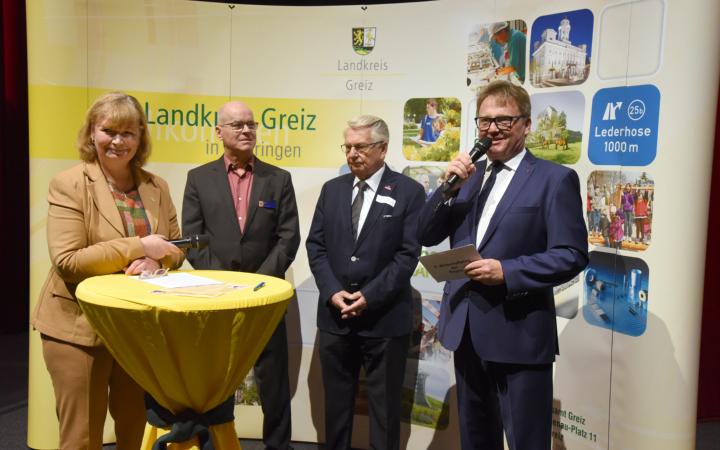 Eröffnung des Wirtschaftstages 2019 v.l. Landrätin Martina Schweinsburg, IHK-Geschäftsführer Peter Höhne, Handwerkskammer-Präsent Klaus Nützel und Moderator Maik Michaelis